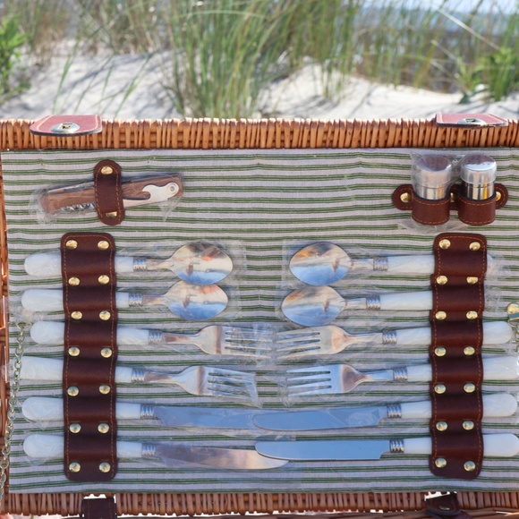 Luxury Treasure Chest Picnic Basket For Four - Picture 8 of 9